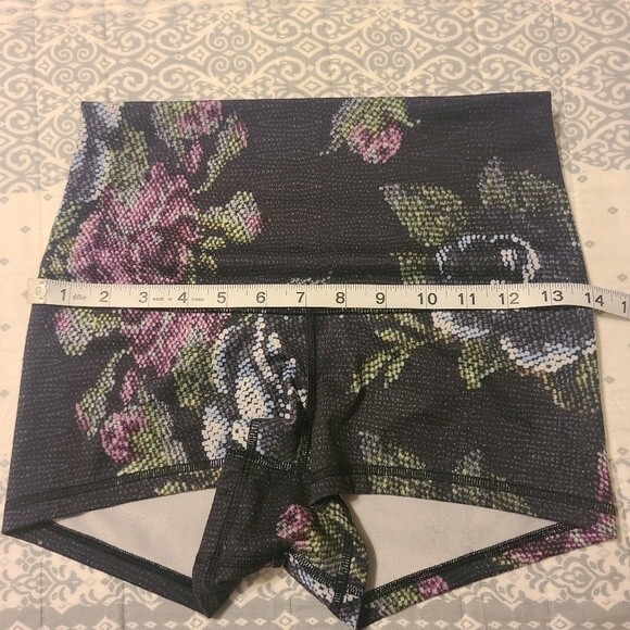 Lululemon boogie roll down digital floral print shorts size 0 - Picture 6 of 7